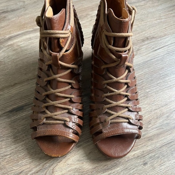 Faux  Leather Brown lace up heel with zipper in back. 2 1/2 “ heel, Size 9 - Picture 3 of 7